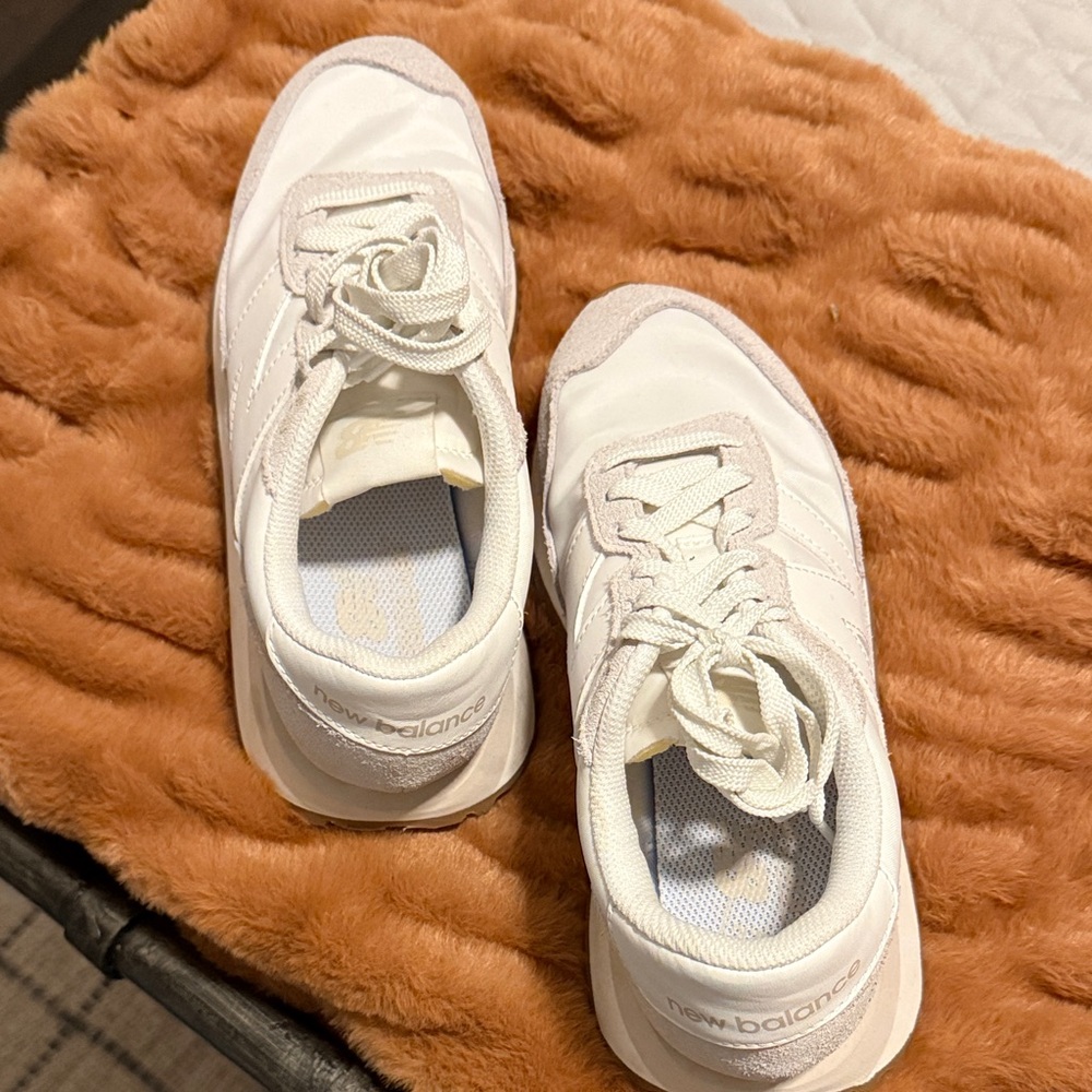 New Balance Women's 327 white Sneakers SZ 7
